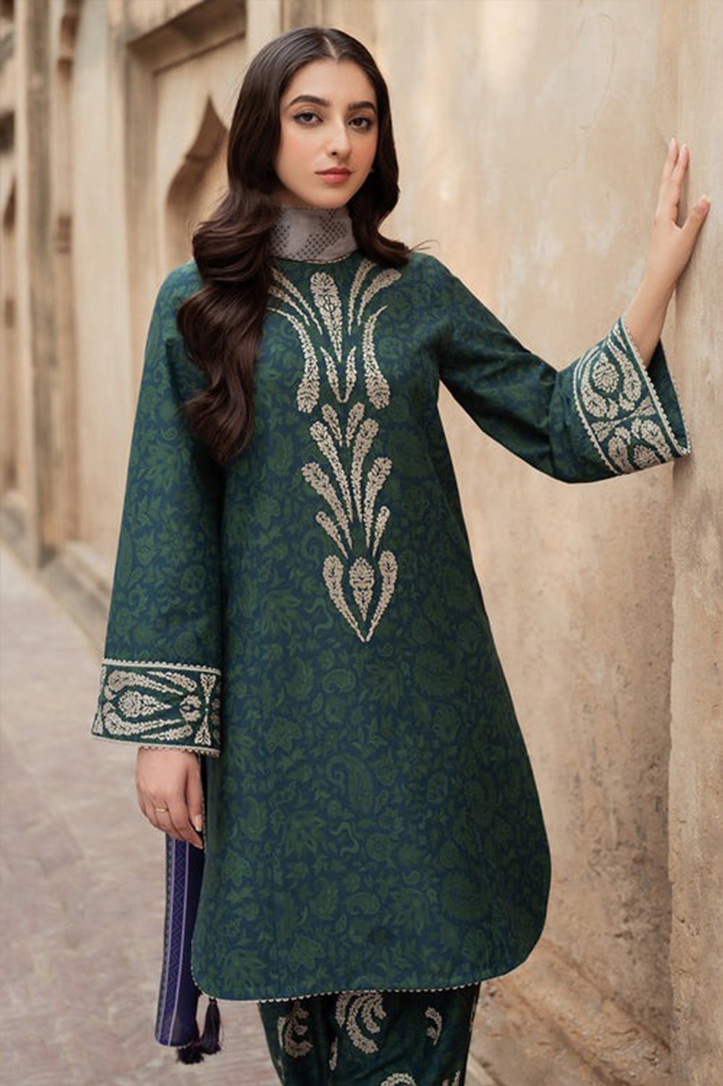 QN831- Winter 3PC Karandi Printed Suit
