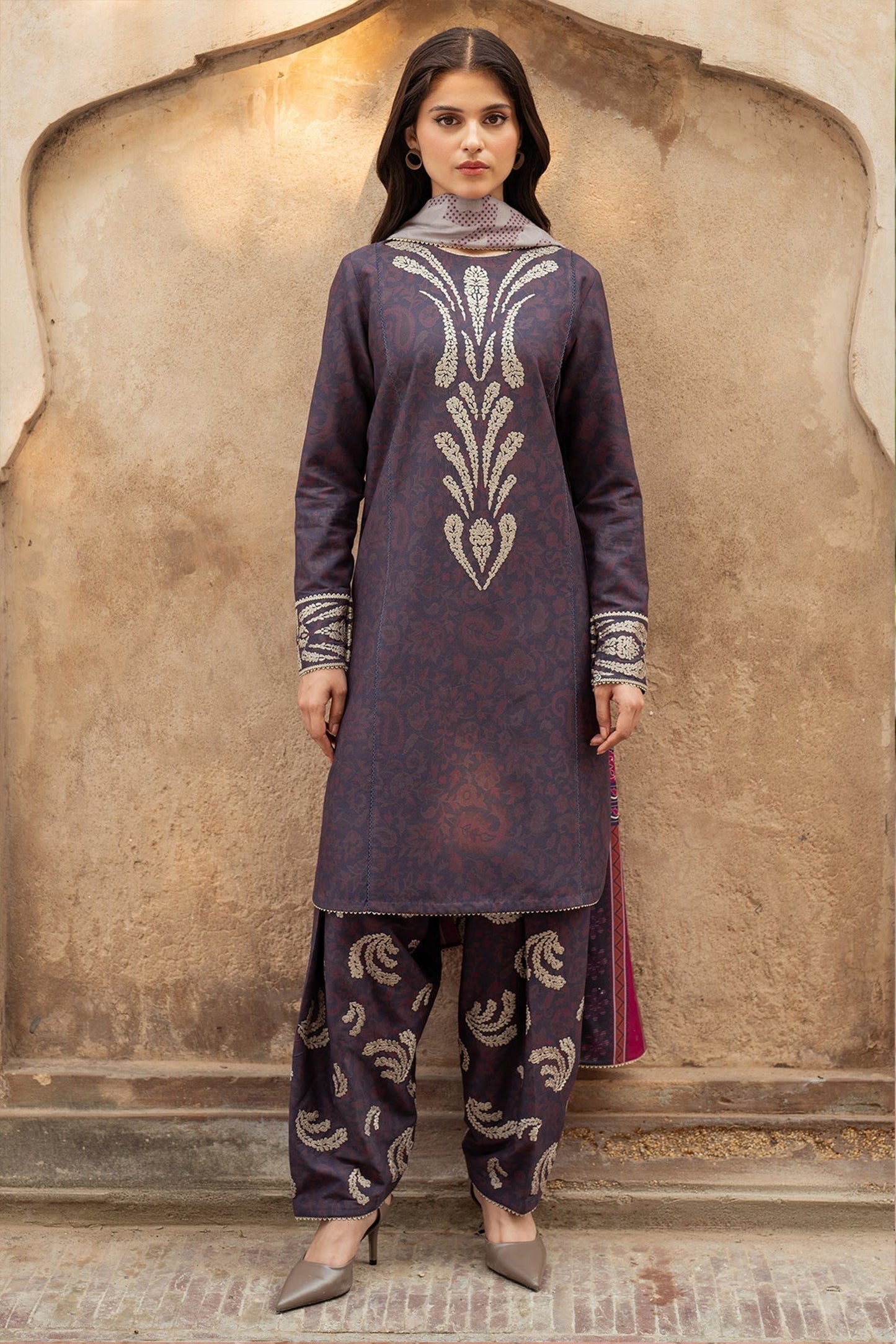 QN830- Winter 3PC Karandi Printed Suit