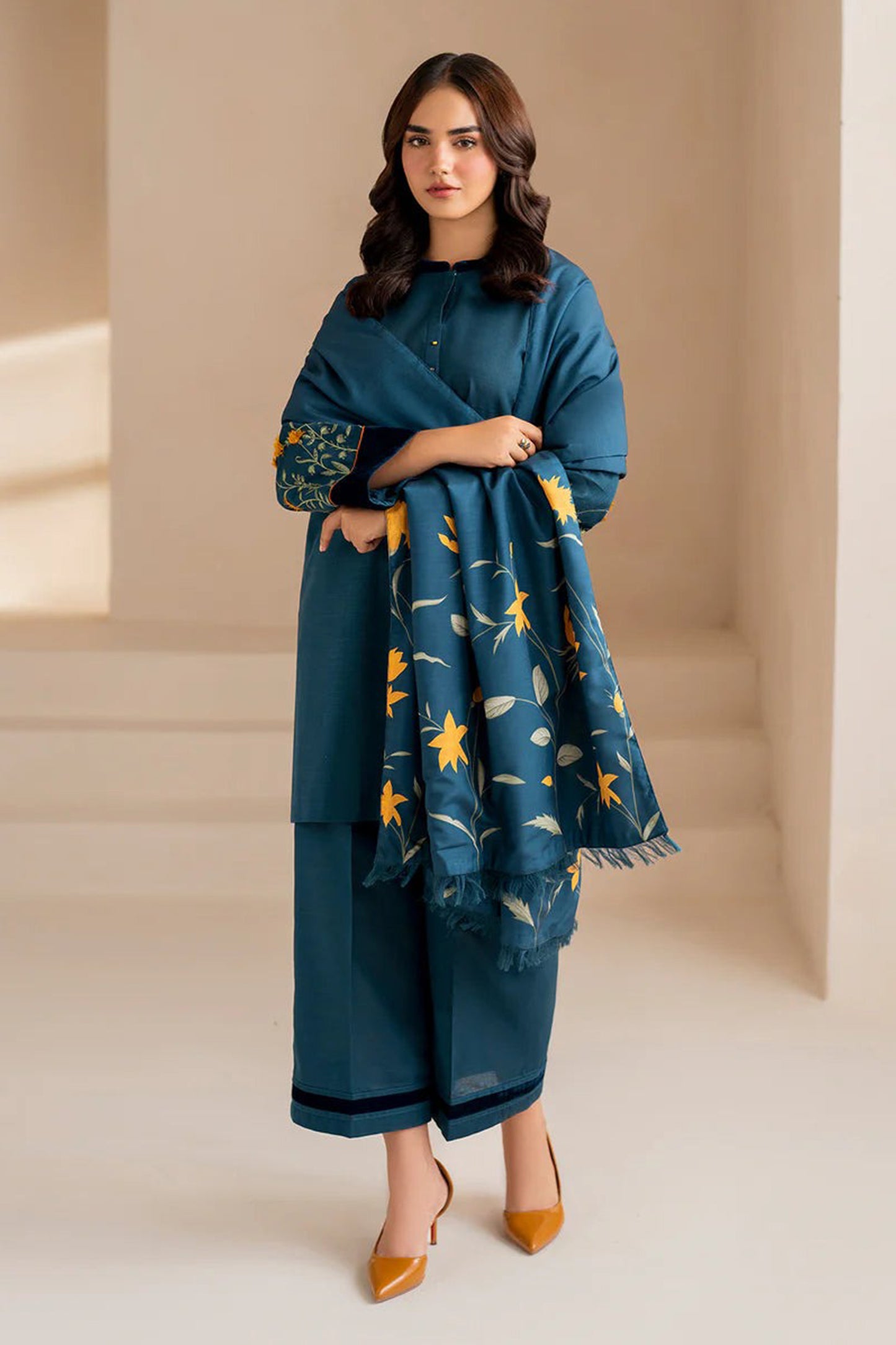 QN952 - Baroque Winter 3pcs embroidered Dhanak Suite