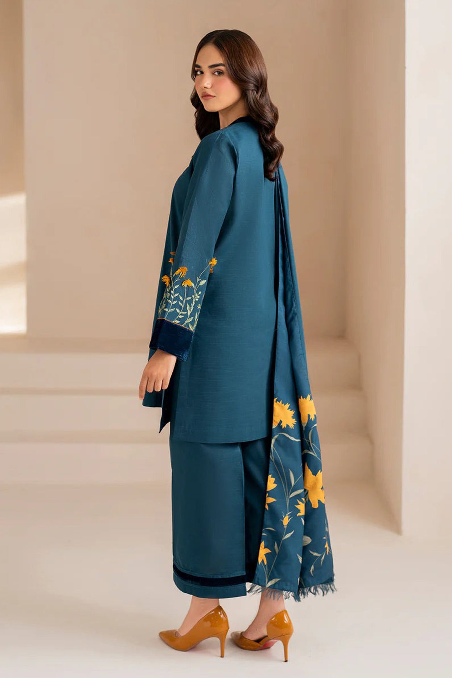 QN952 - Baroque Winter 3pcs embroidered Dhanak Suite