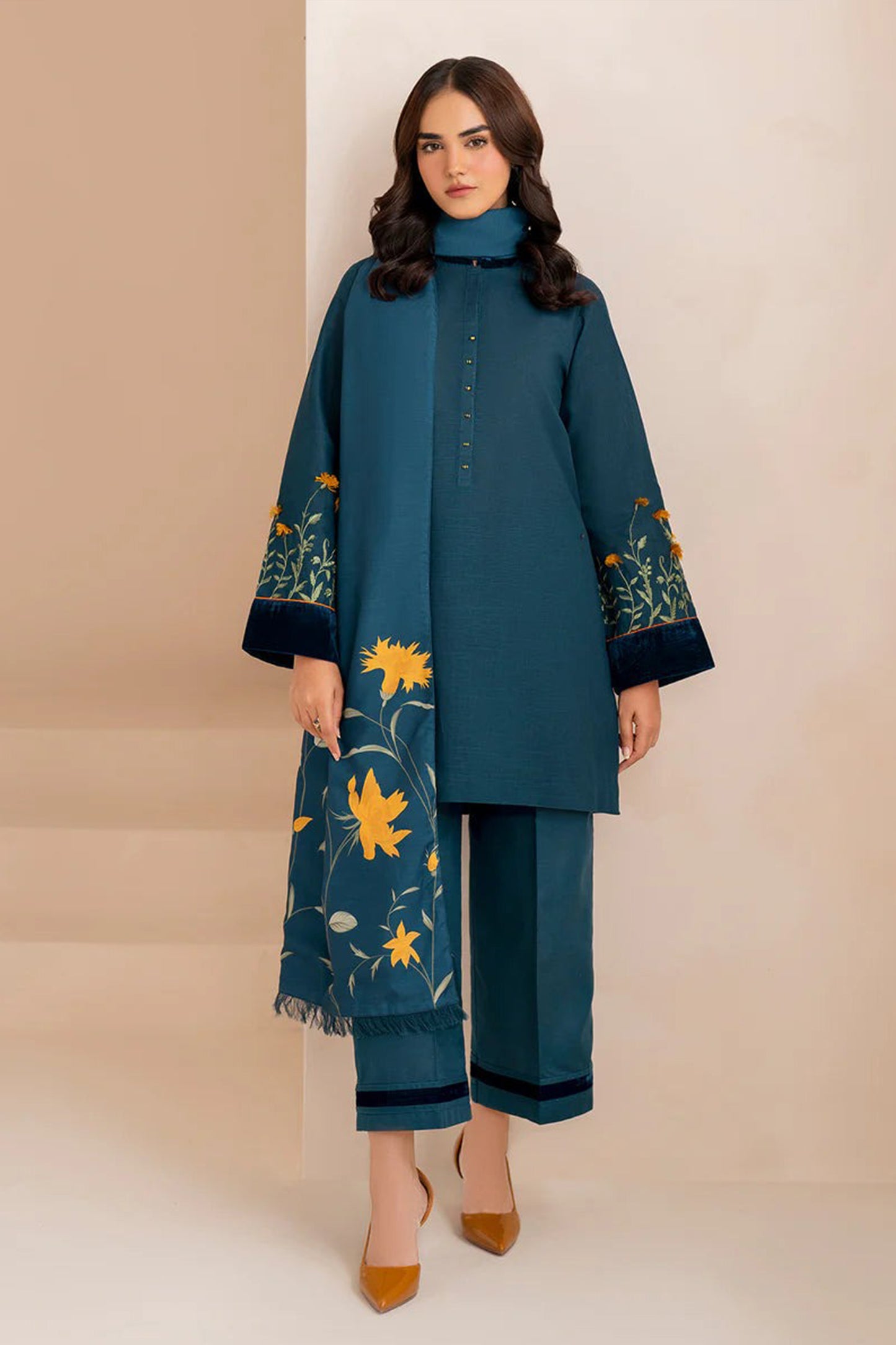 QN952 - Baroque Winter 3pcs embroidered Dhanak Suite
