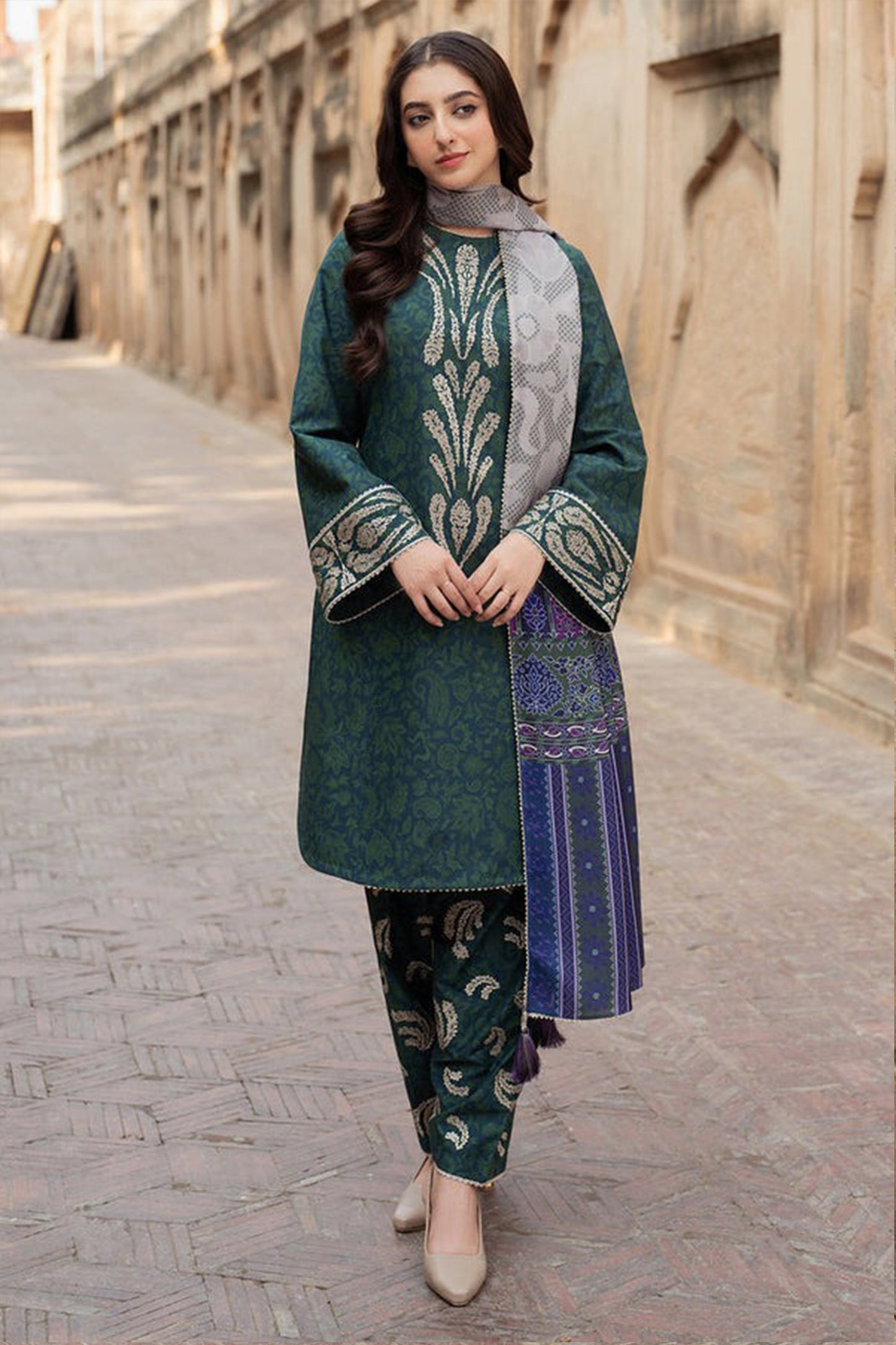 QN831- Winter 3PC Karandi Printed Suit